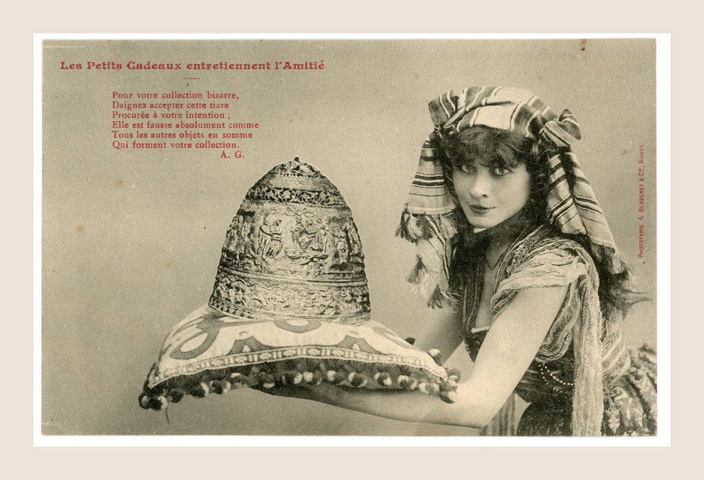 Antique French Bergeret postcard Les Petits Cadeaux entretiennent l'Amitié, showing a young woman presenting the forged Tiara of Saitaphernes on a decorative cushion.